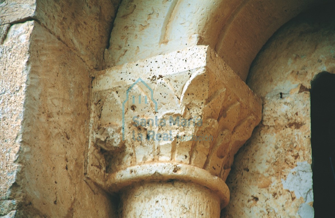 Capitel de la ventana absidal