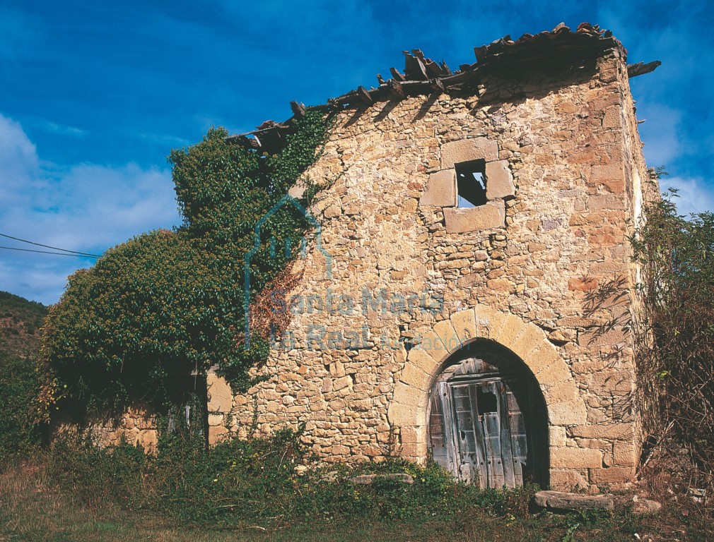 Vista exterior de una casa gótica