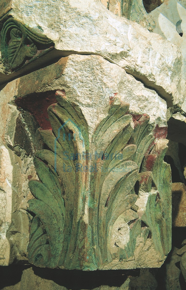 Capitel con acantos en la arquería del antiguo refectorio