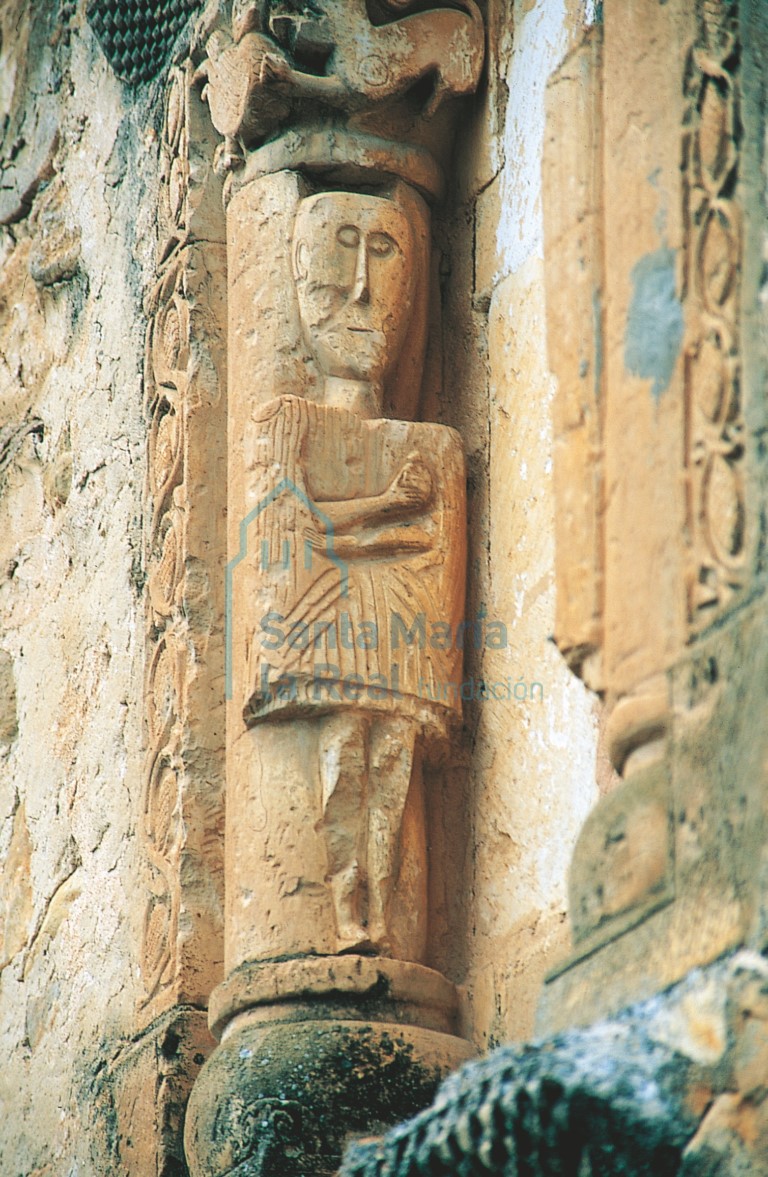 Estatua-columna con personaje oferente.Ventana de la cabecera