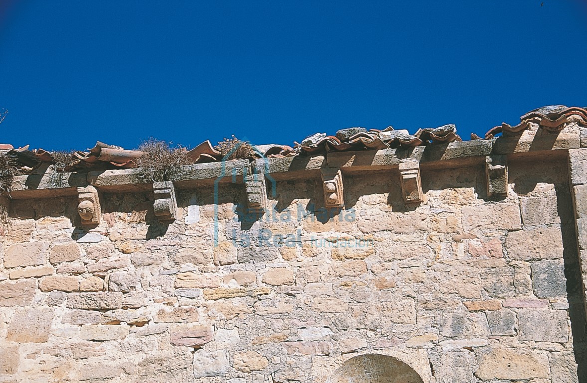 Canecillos del muro sur de la cabecera
