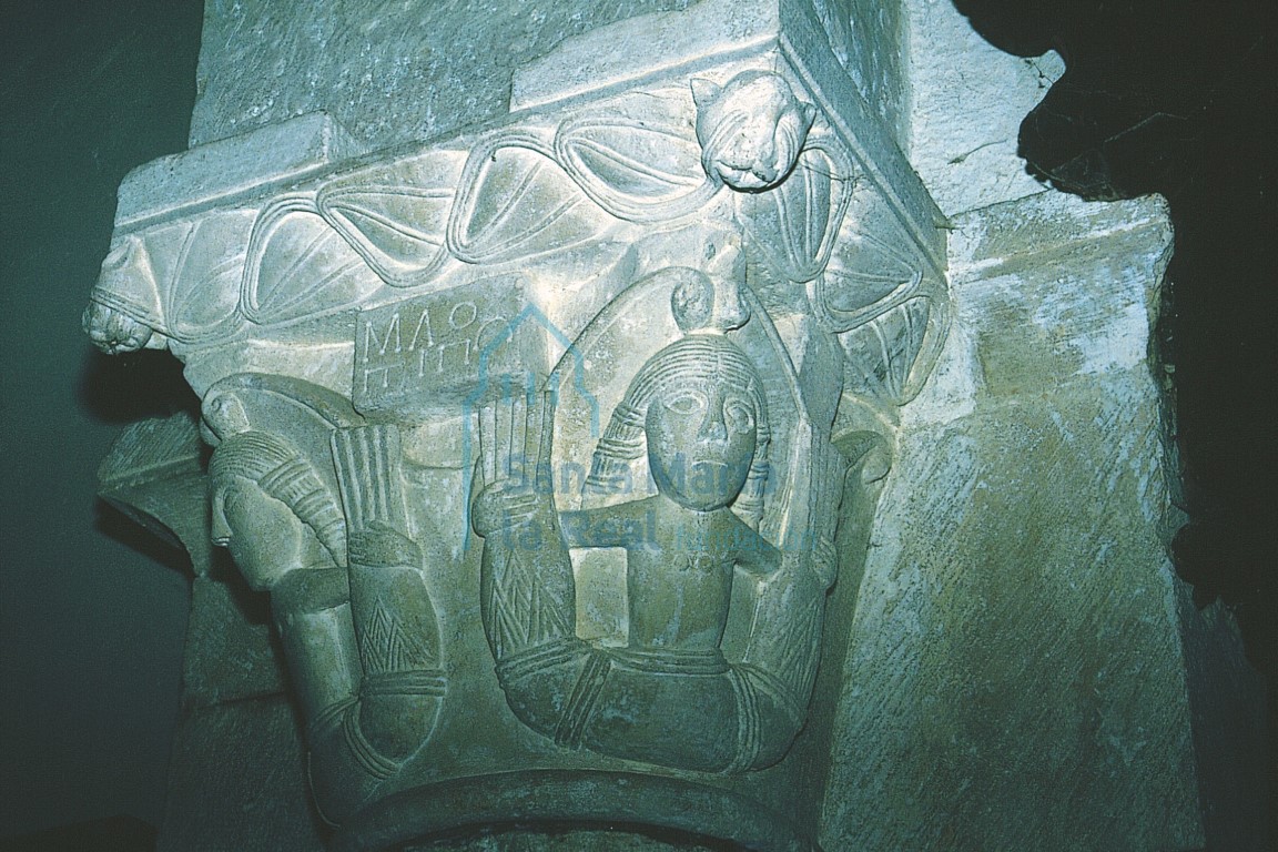 Capitel sur del arco triunfal