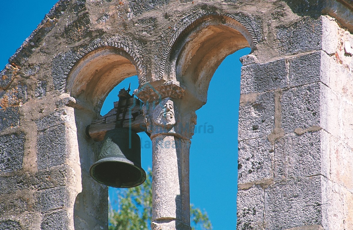 Detalle de la espadaña. Capitel con mascarón. Detalle de la espadaña. Capitel con mascarón.