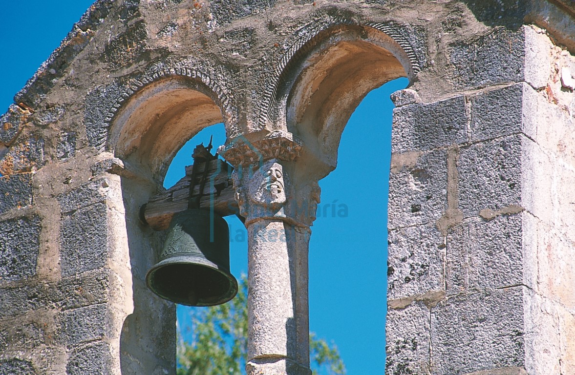 Detalle de la espadaña. Capitel con mascarón.