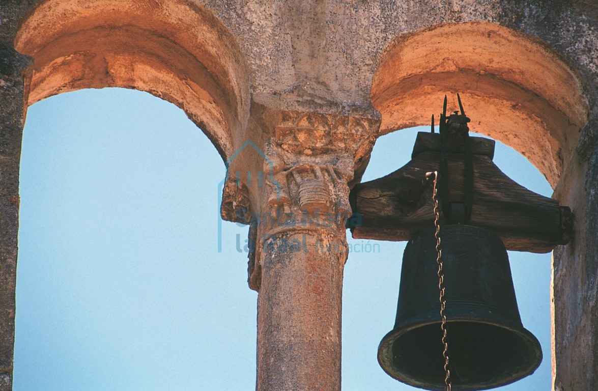 Espadaña.Detalle. Capitel con portadores de barrica.