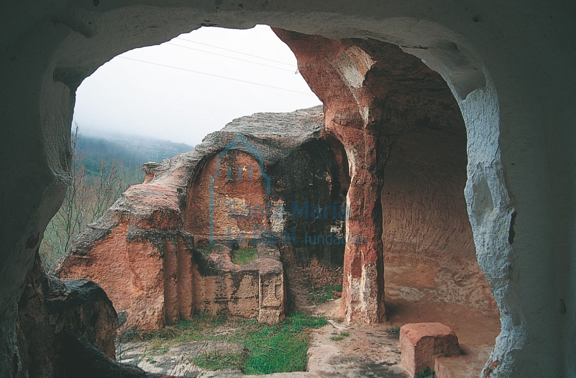 Interior desde la cabecera, con la capilla funeraria a los pies de la nave de la epístola