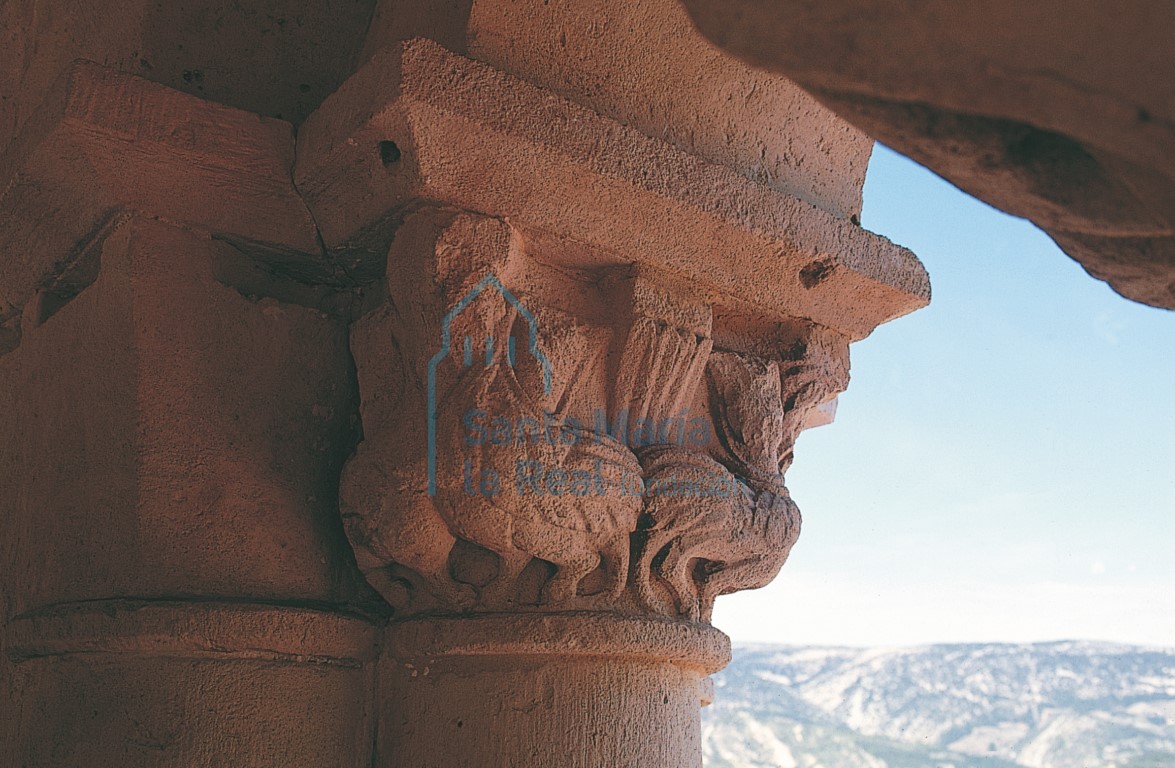 Capitel de las arquerías de la torre