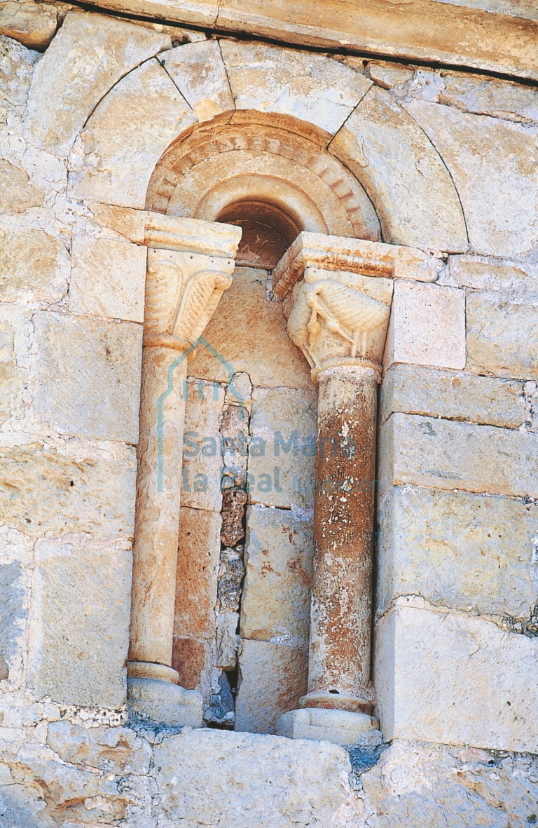 Ventana del muro norte de la nave