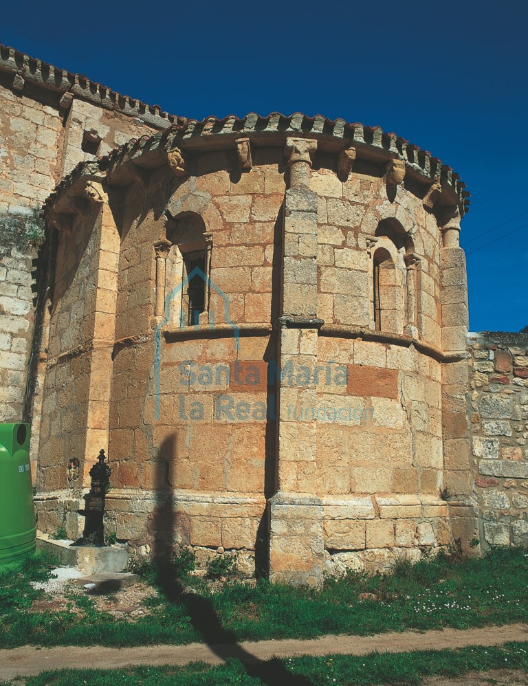 Vista exterior de la cabecera románica