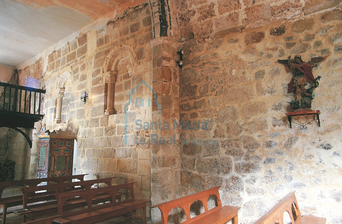 Interior de la nave. Muro románico y encuentro con la cabecera gótica