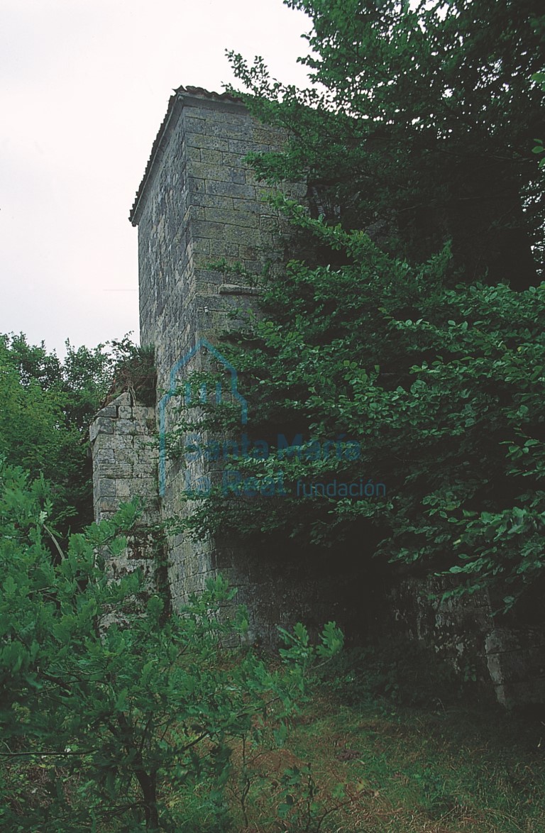 Torre con los restos de la antigua espadaña