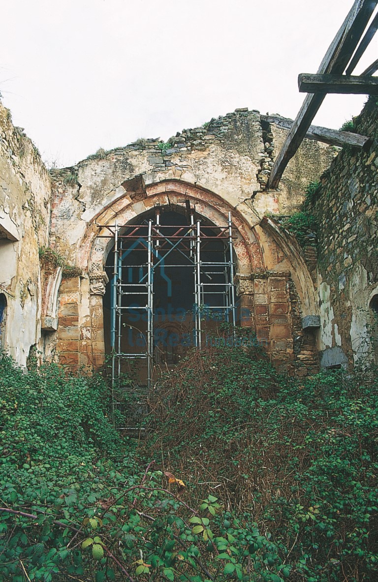 Interior, arruinado e invadido por la vegetación