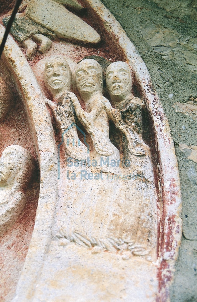 Detalle del tímpano. Figura de las Tres Marías
