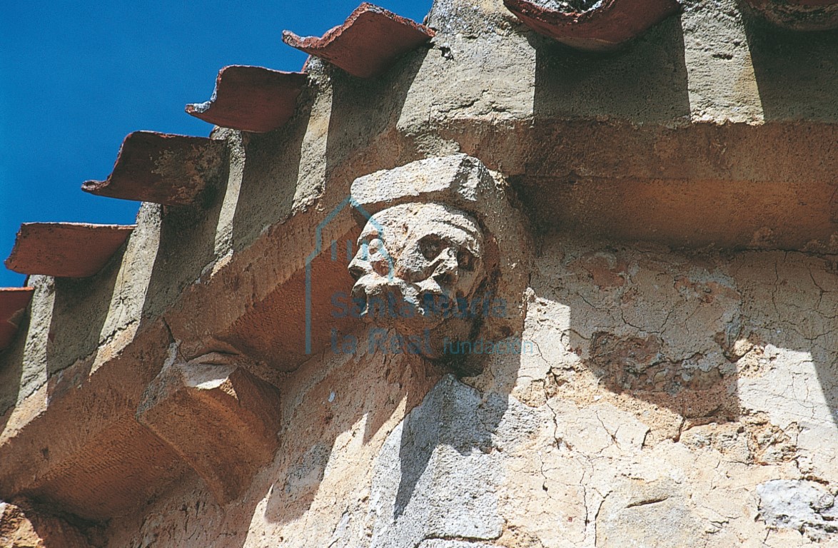 Detalle de los canecillos del ábside