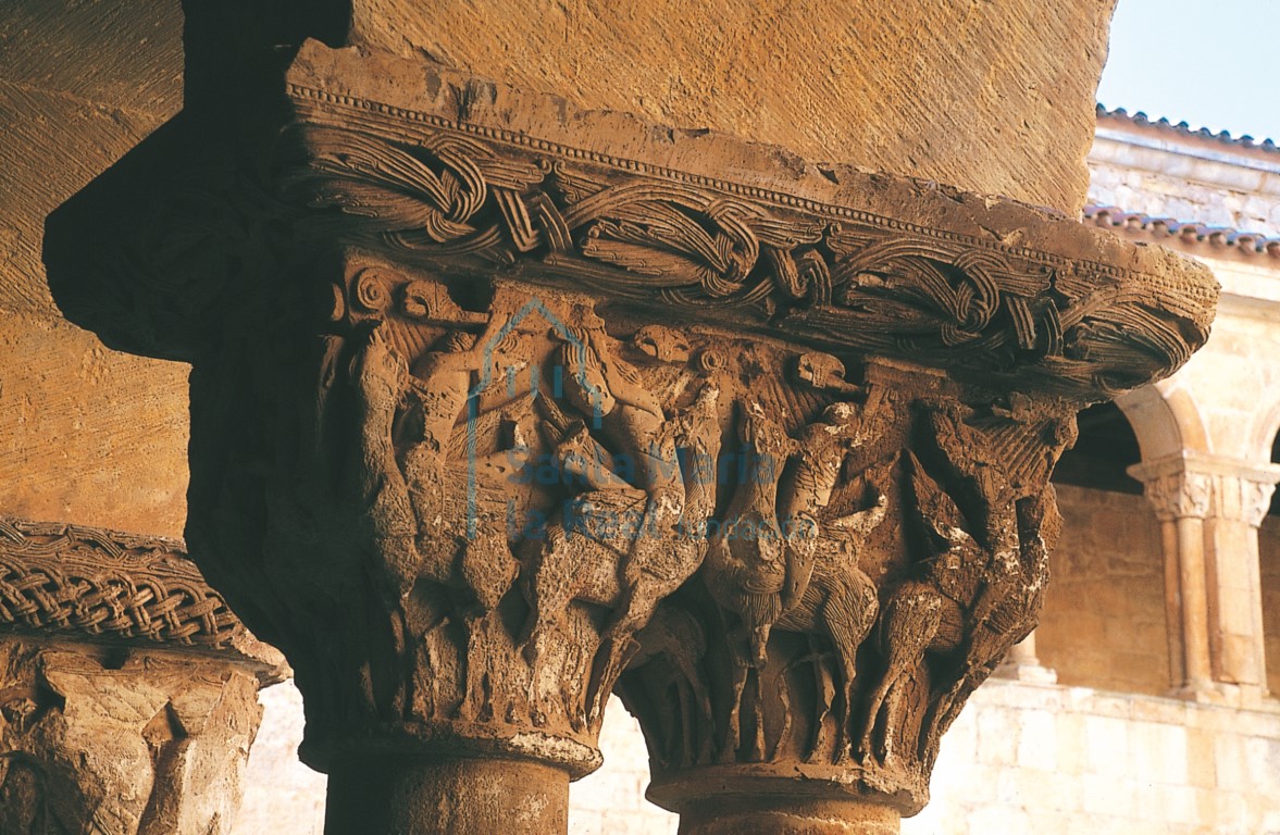 Capitel del claustro. Lucha de jinetes sobre bestias