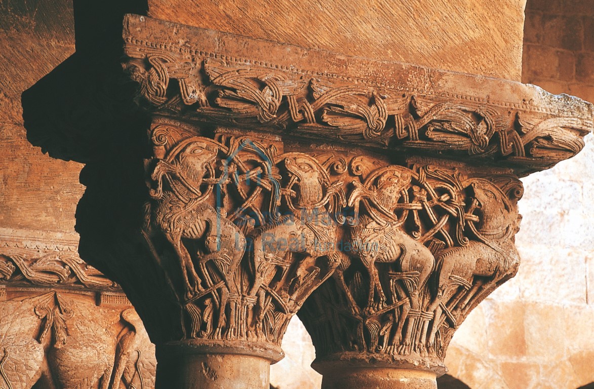 Capitel del claustro. Monstruos entre follaje