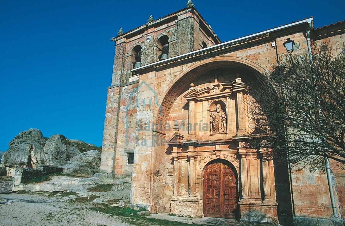 Fachada sur de la iglesia de Hacinas, junto a los restos del castillo