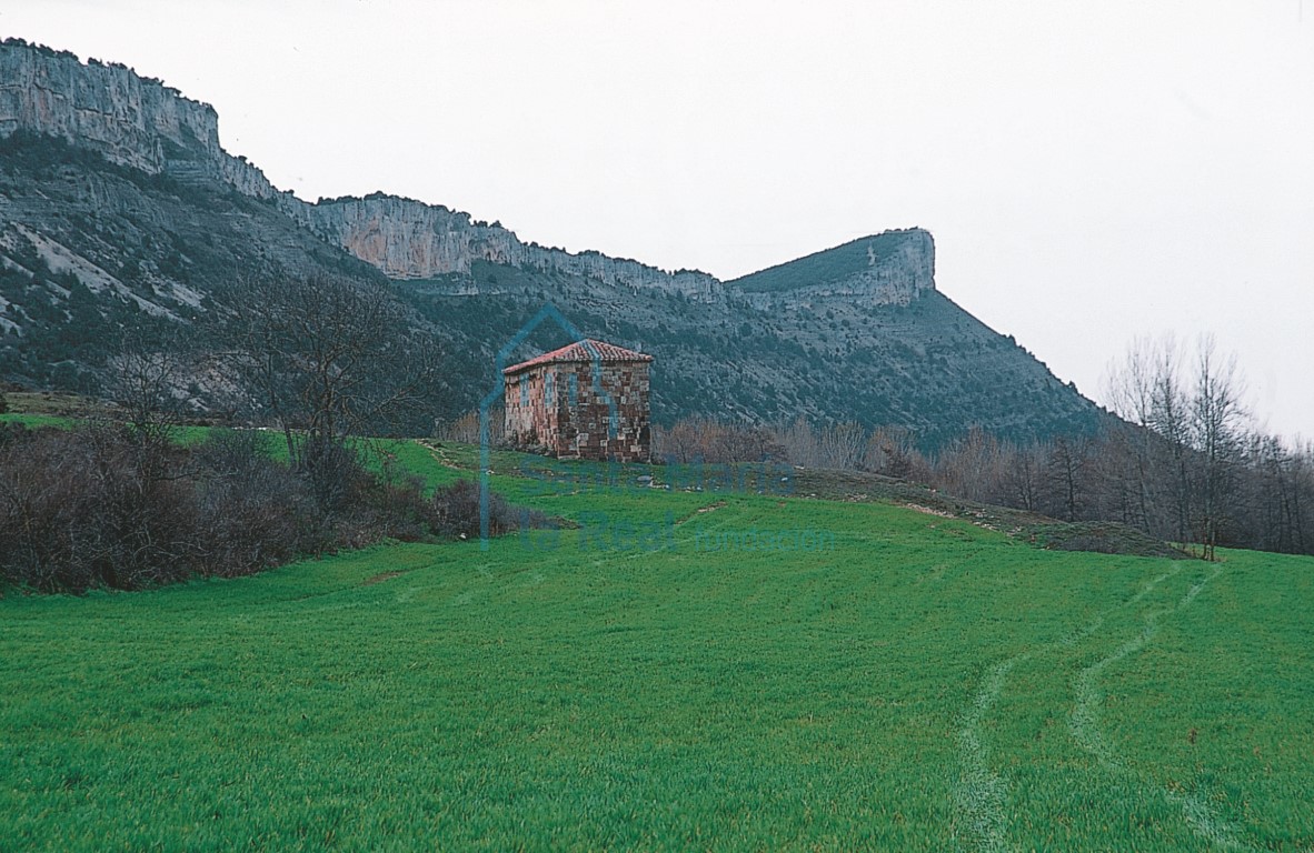 Vista de la ermita y el monte Gayubar