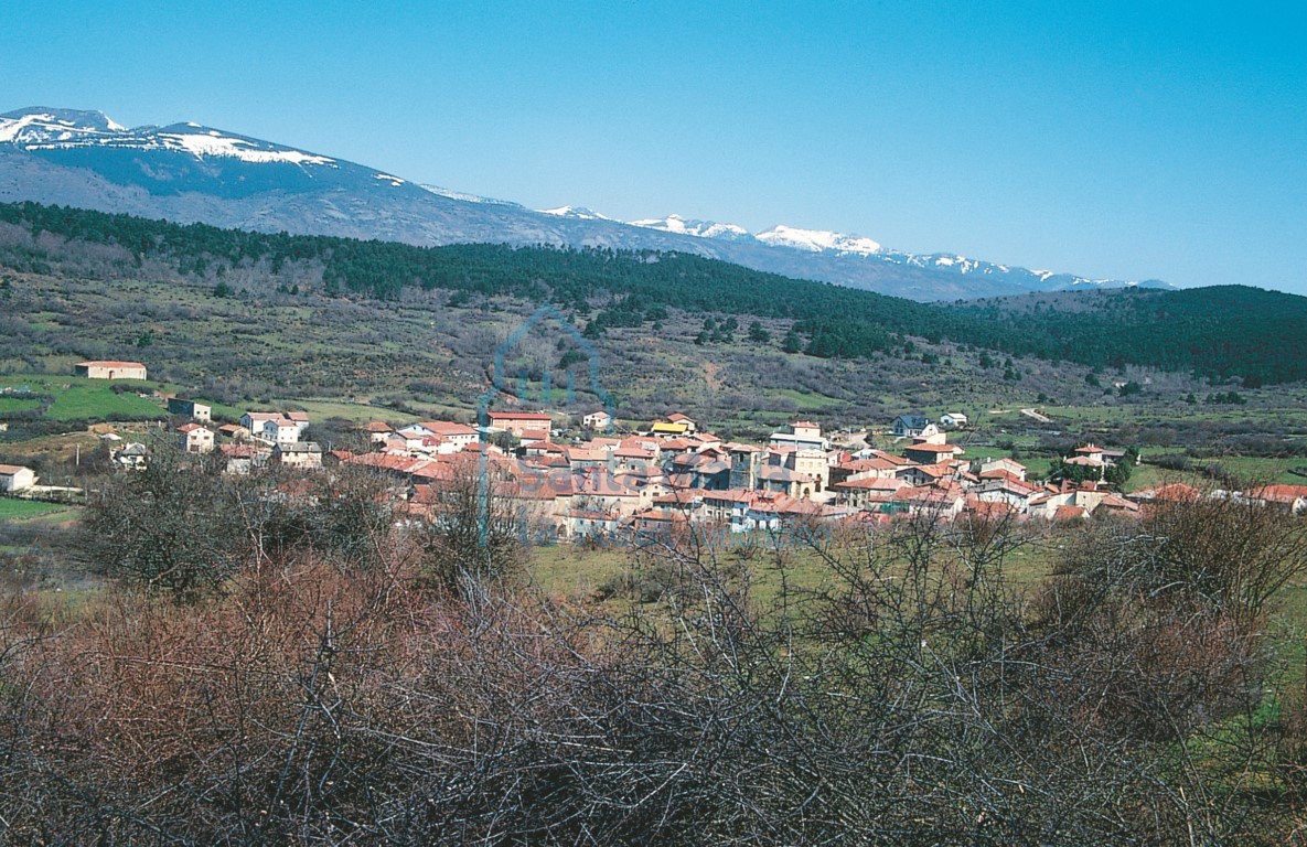 Huerta de Arriba, con la ermita dominando el caserío y San Martín en el centro del mismo