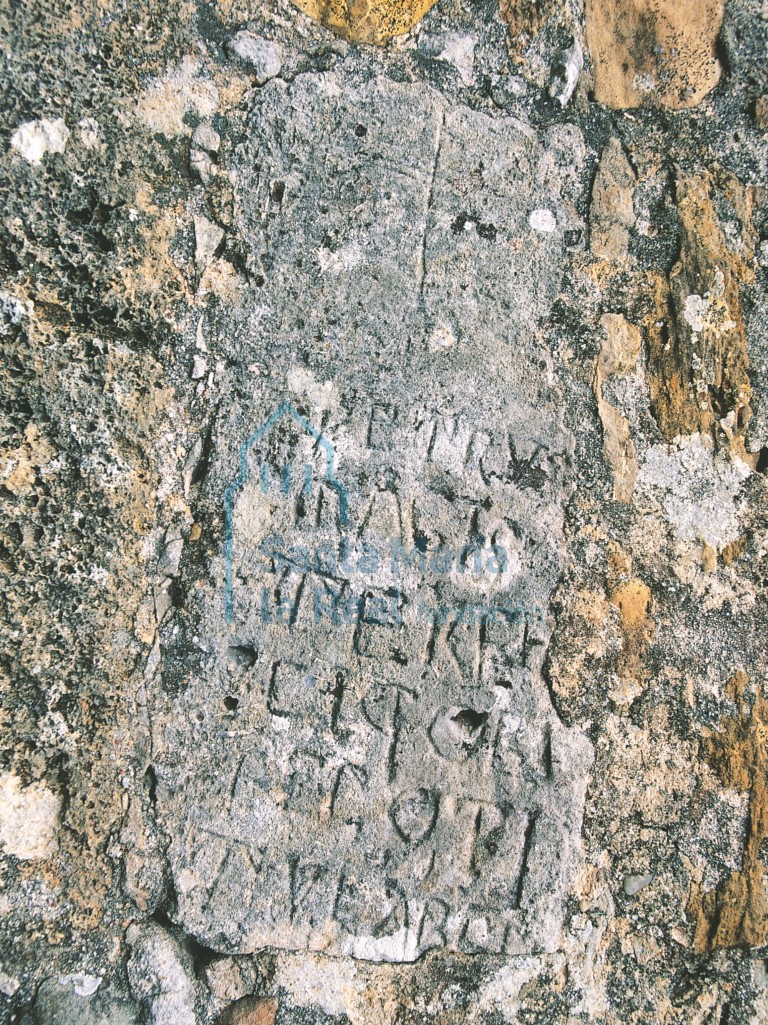 Inscripción en el muro sur de la nave