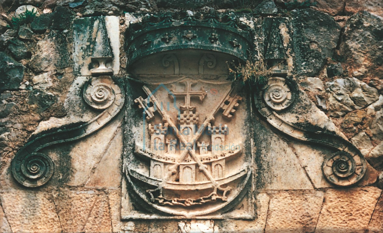 Escudo monástico de  San Pedro de Arlanza, símbolo del pasado histórico de Hortigüela
