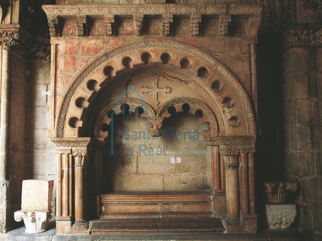 Arcosolio en el claustro alto de la Catedral de Burgos