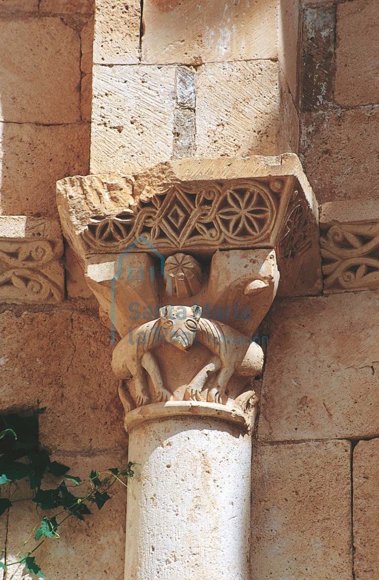 Capitel animalístico en la capilla mayor