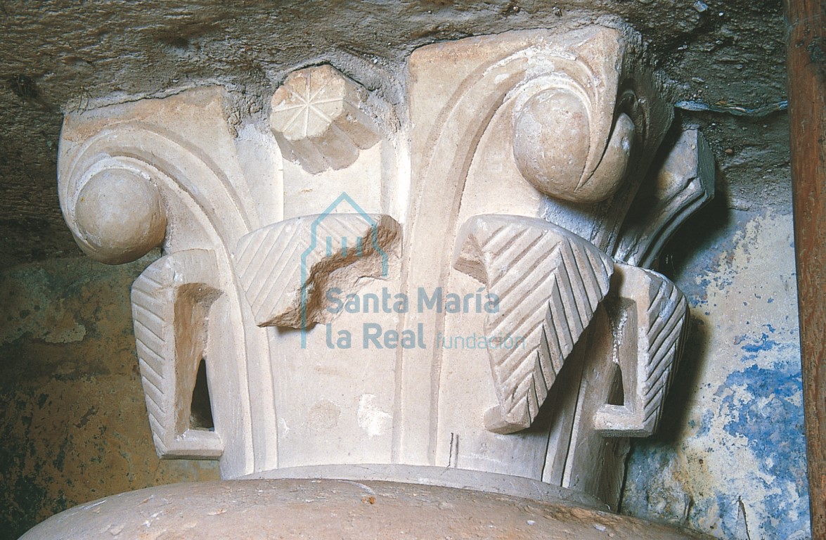 Capitel procedente de Hortigüela, ahora en la iglesia de Mambrillas de Lara