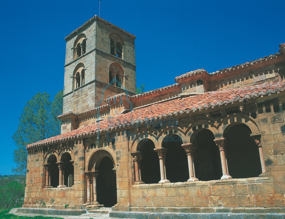 Torre y galería porticada