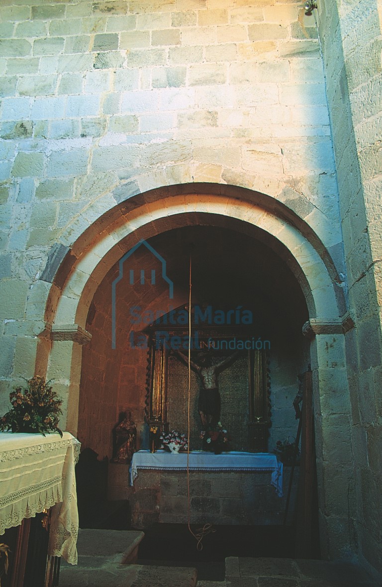 Interior del piso bajo de la torre, transformado en capilla