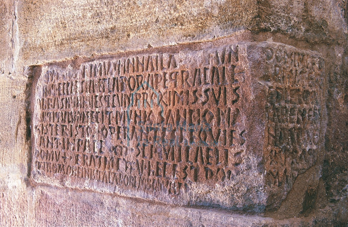 Sillar con la consecratio en el muro norte del interior de la nave