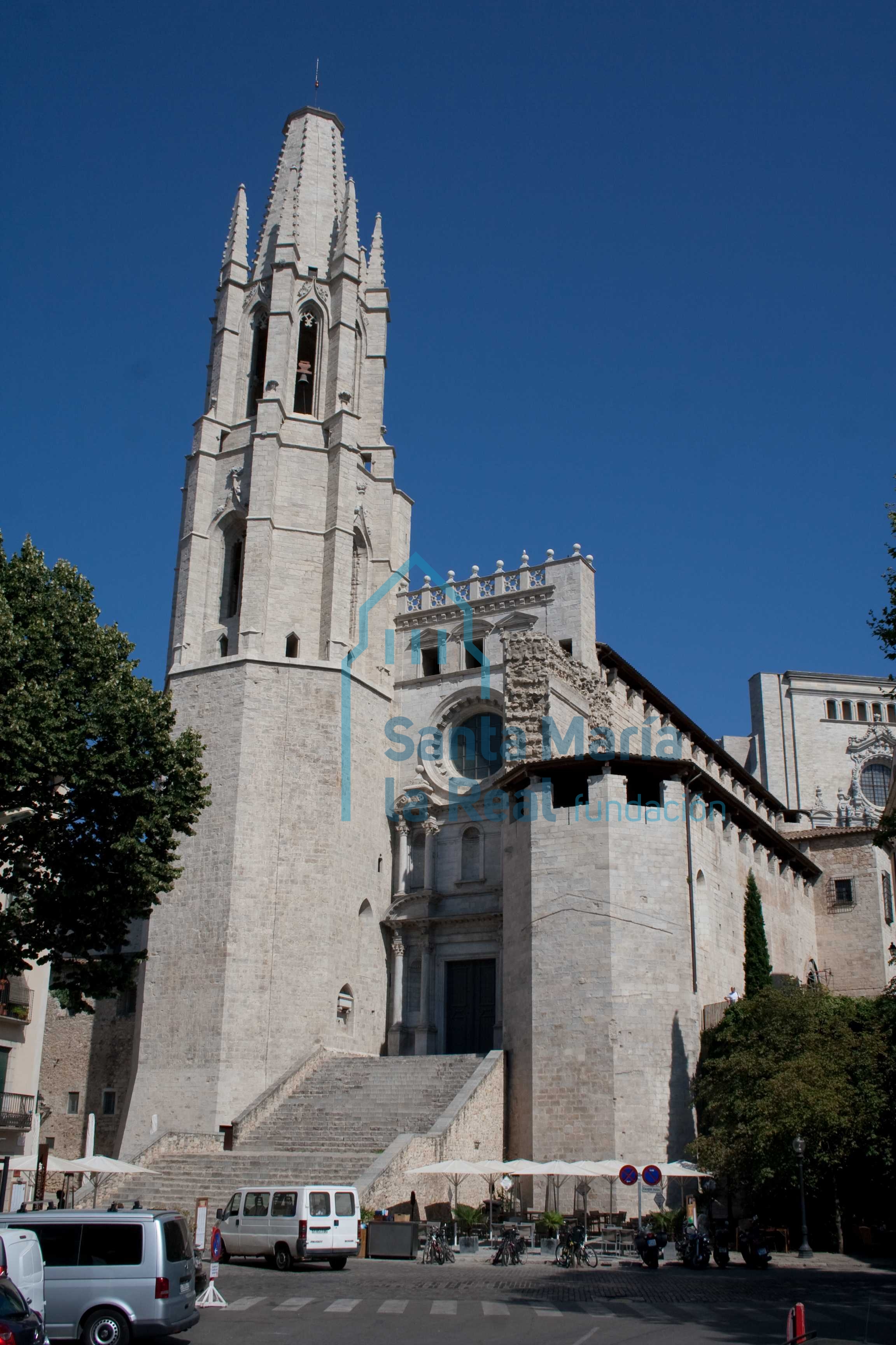Aspecto general con la fachada gótica de Sant Feliu de Girona | Románico  Digital
