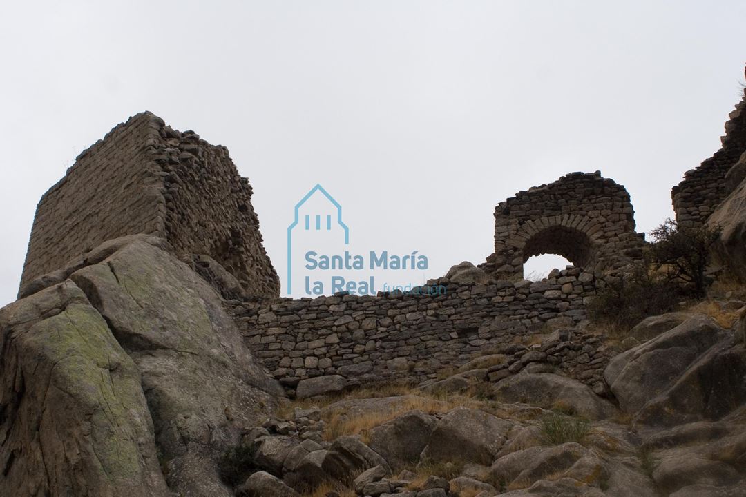 Restos torre y muralla