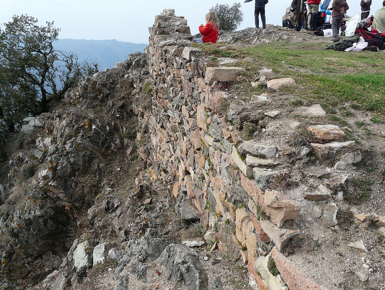 Vista de los muros del castillo