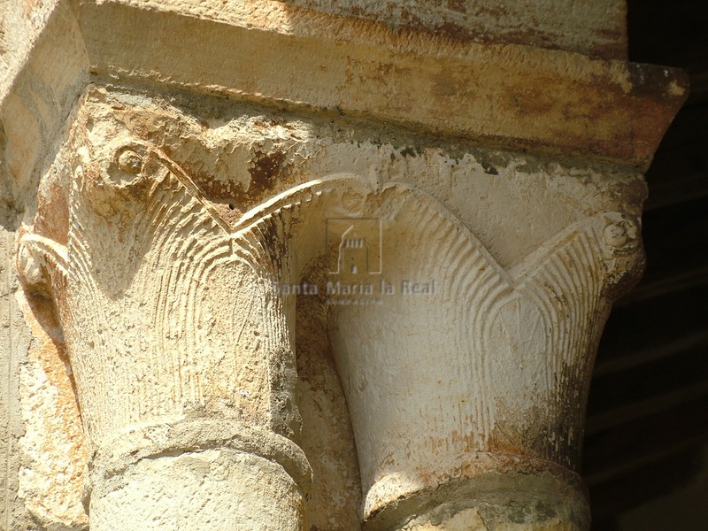 Capitel de la galería porticada