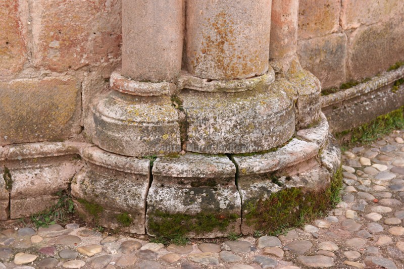 Basa de columnas adosadas del ábside