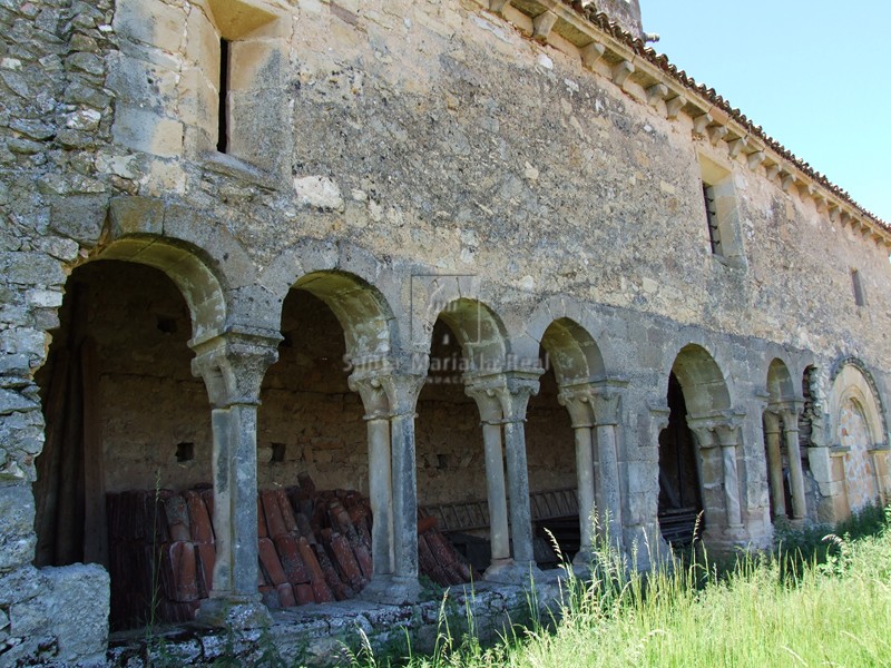 Vista de la galería porticada