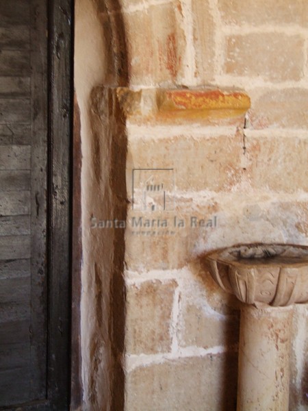 Detalle de la pila bautismal