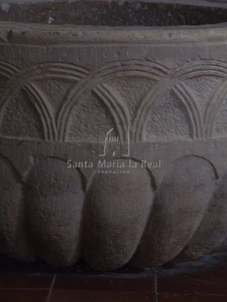 Detalle decorativo de la pila bautismal