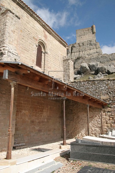 Vista del pórtico con el castillo al fondo