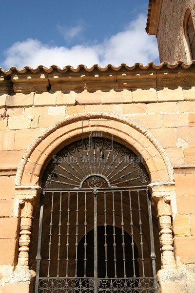 Portada de acceso al pórtico