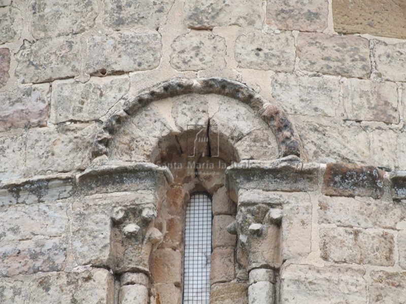 Detalle de ventana del ábside