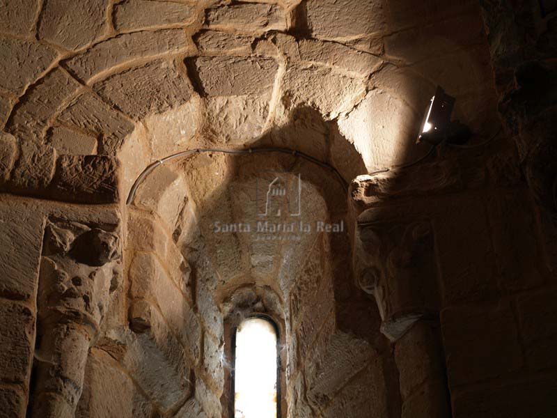 Detalle de ventana del ábside