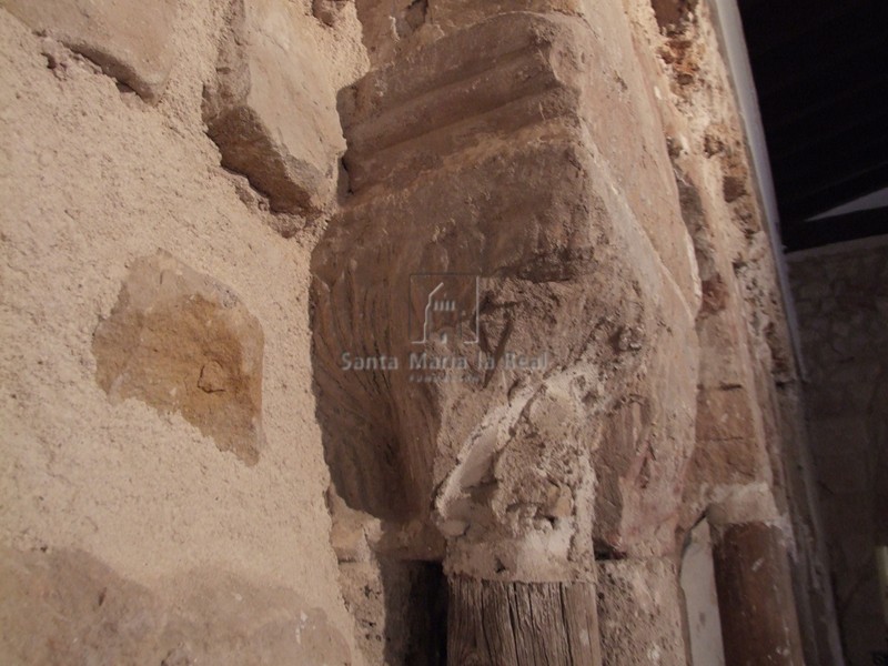 Detalle de capitel de la arquería