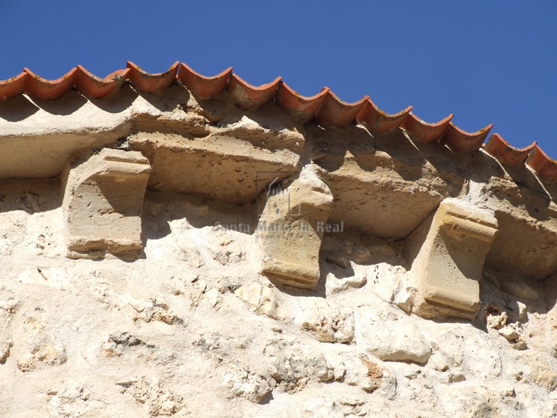 Canecillos de la cornisa del ábside