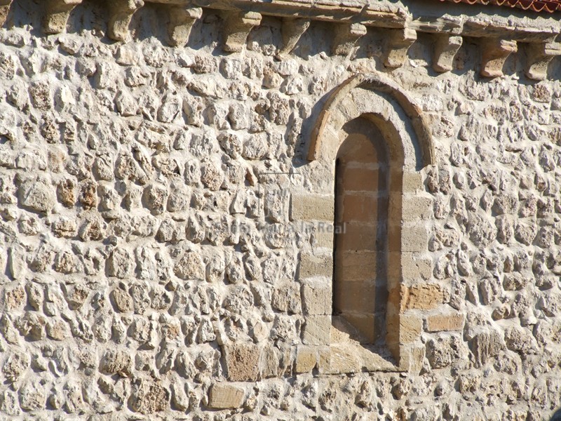 Ventana y canecillos