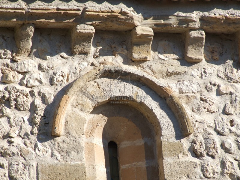 Detalle de vano y canecillos de la cornisa