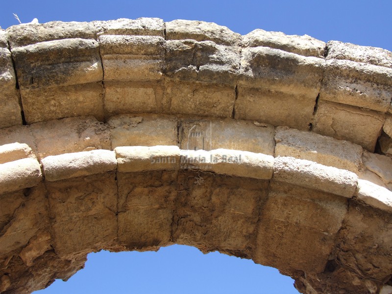 Detalle del arco de la portada