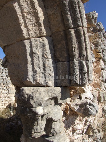 Capitel del lado derecho de la portada