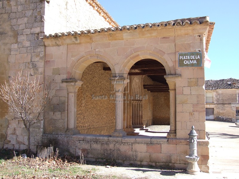 Detalle de la galería porticada
